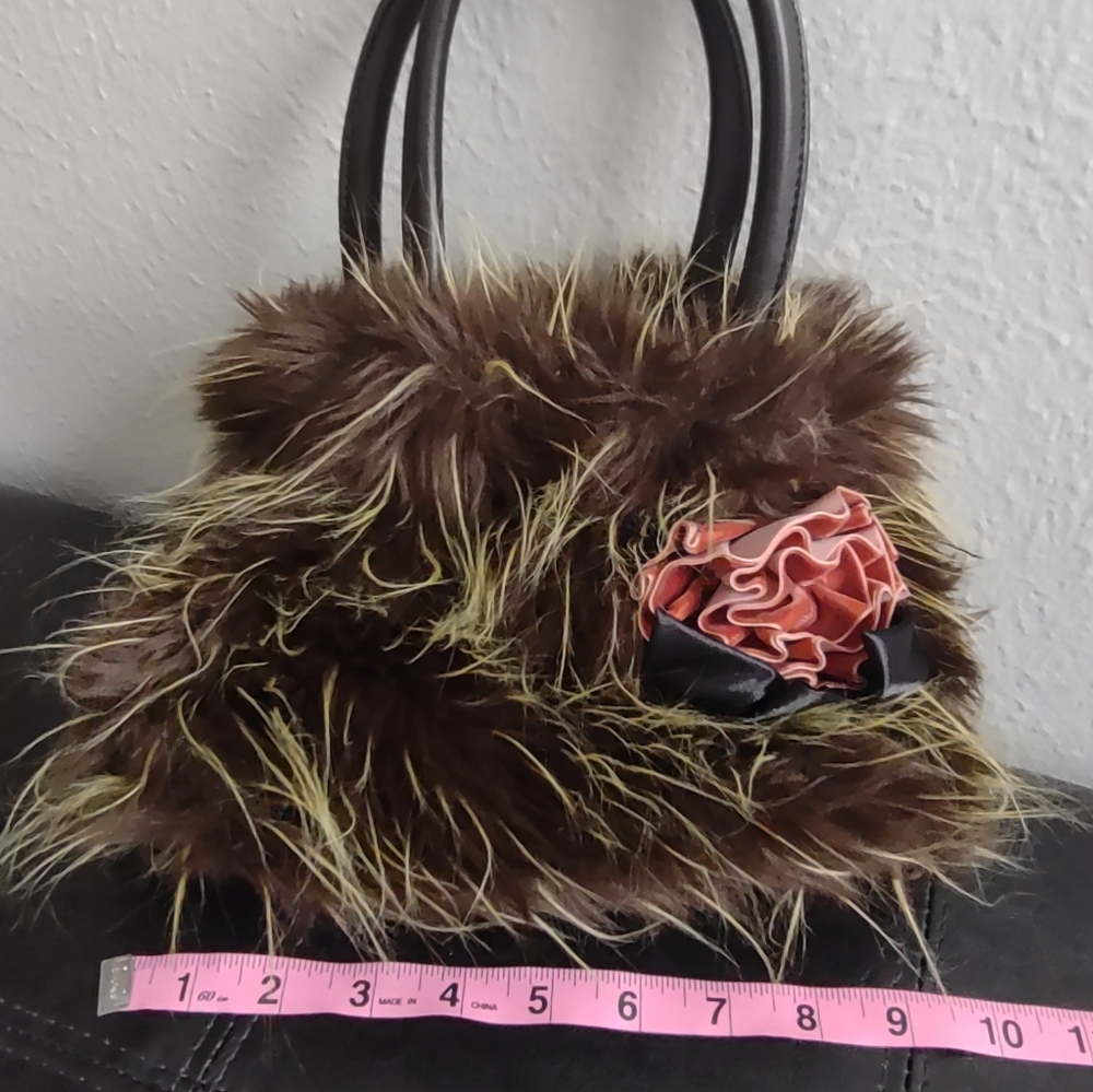 Vintage Y2K Gioe Brown Shaggy Faux Fur Top Handle Small Handbag with Pink Flower - Picture 6 of 9